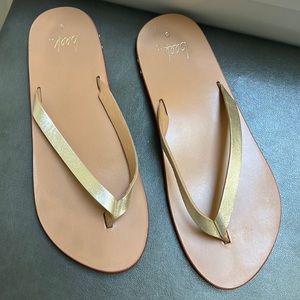 Womens Beek Seabird thong sandal platinum/honey